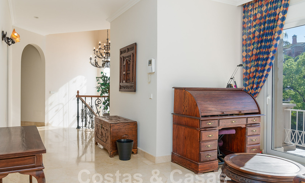 Statige luxe mansion in Andalusische stijl met zeezicht in de golfvallei van Nueva Andalucia, Marbella 55684