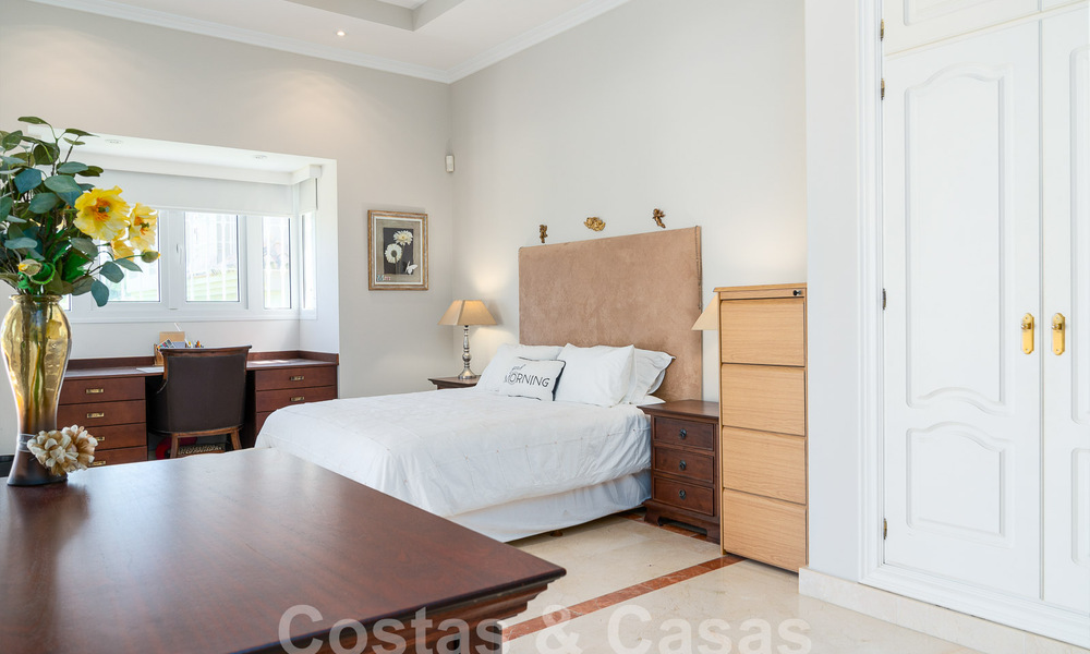 Statige luxe mansion in Andalusische stijl met zeezicht in de golfvallei van Nueva Andalucia, Marbella 55689