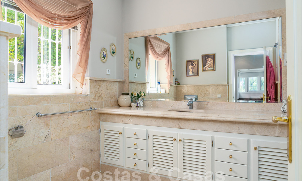Statige luxe mansion in Andalusische stijl met zeezicht in de golfvallei van Nueva Andalucia, Marbella 55691