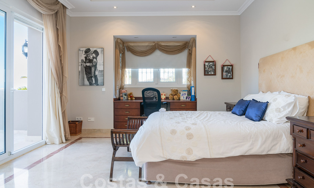 Statige luxe mansion in Andalusische stijl met zeezicht in de golfvallei van Nueva Andalucia, Marbella 55693