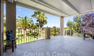Statige luxe mansion in Andalusische stijl met zeezicht in de golfvallei van Nueva Andalucia, Marbella 55715 
