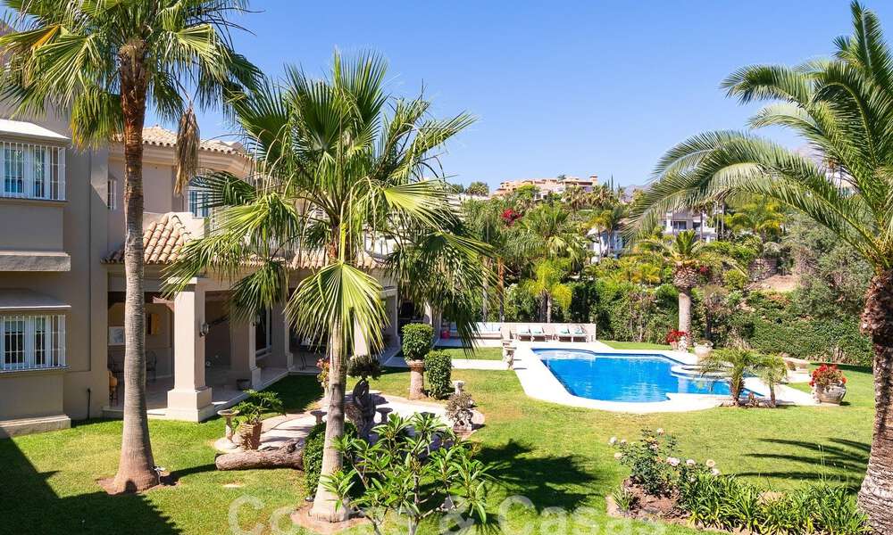 Statige luxe mansion in Andalusische stijl met zeezicht in de golfvallei van Nueva Andalucia, Marbella 55716