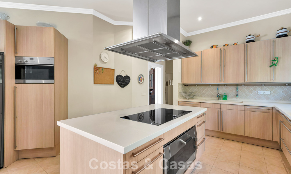 Statige luxe mansion in Andalusische stijl met zeezicht in de golfvallei van Nueva Andalucia, Marbella 779176