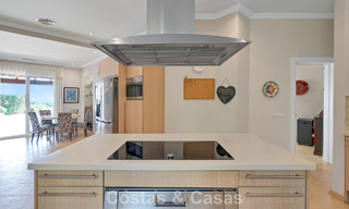 Statige luxe mansion in Andalusische stijl met zeezicht in de golfvallei van Nueva Andalucia, Marbella 779177 