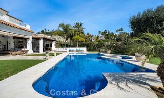 Statige luxe mansion in Andalusische stijl met zeezicht in de golfvallei van Nueva Andalucia, Marbella 779204 