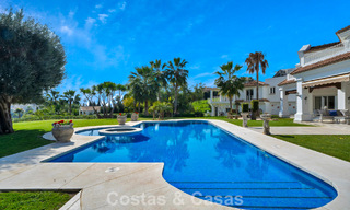 Statige luxe mansion in Andalusische stijl met zeezicht in de golfvallei van Nueva Andalucia, Marbella 779207 
