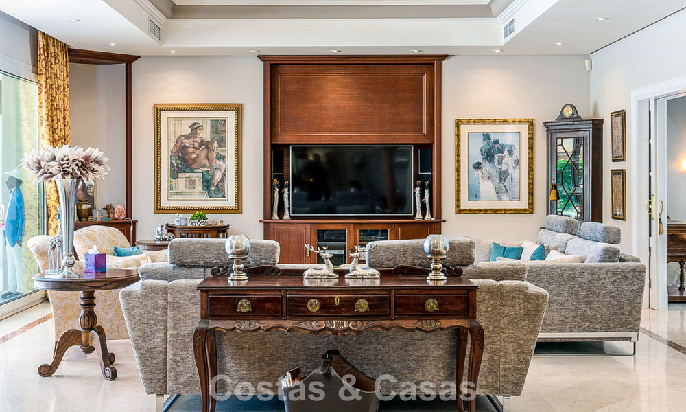 Statige luxe mansion in Andalusische stijl met zeezicht in de golfvallei van Nueva Andalucia, Marbella 779222