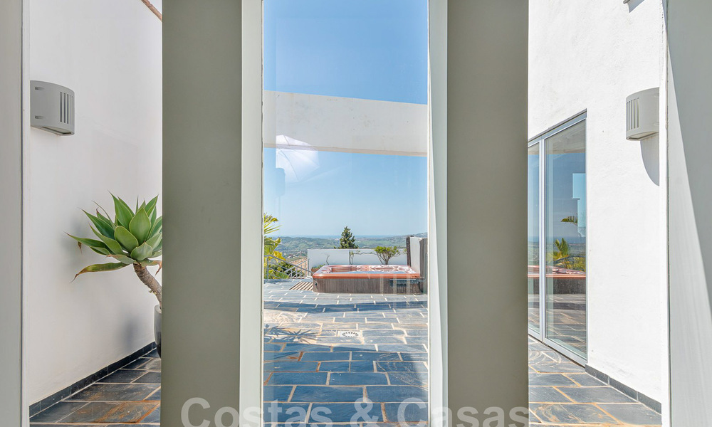 Ruime luxevilla te koop met panoramisch zeezicht op een groot perceel in Mijas, Costa del Sol 55604