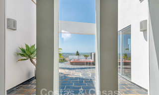Ruime luxevilla te koop met panoramisch zeezicht op een groot perceel in Mijas, Costa del Sol 55604 