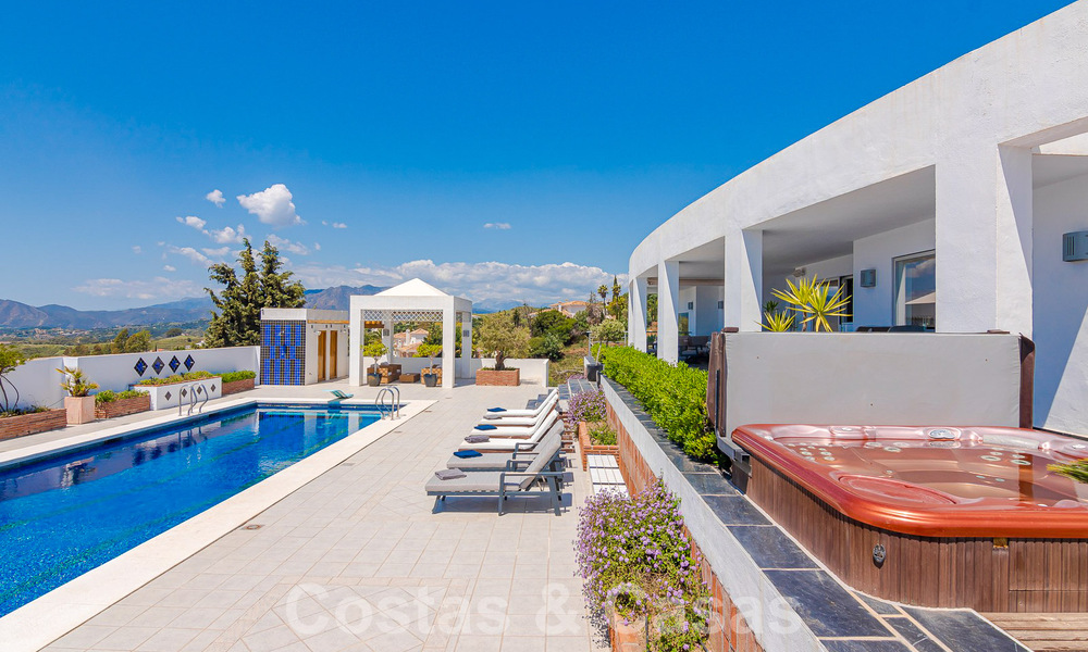 Ruime luxevilla te koop met panoramisch zeezicht op een groot perceel in Mijas, Costa del Sol 55610