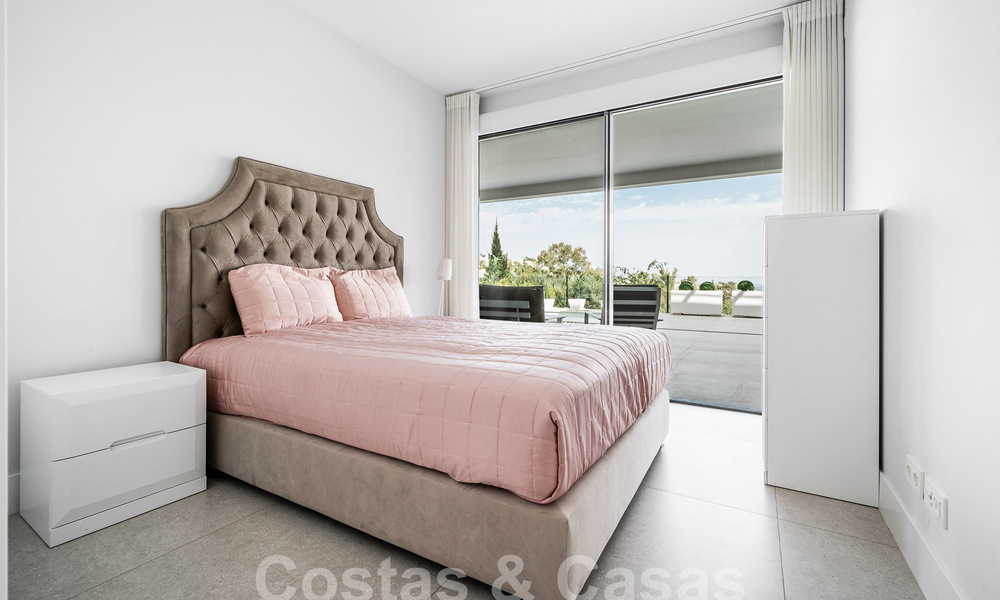 Luxueus, modern, begane grond appartement te koop met verwarmd privézwembad en zeezicht in Marbella - Benahavis 55628