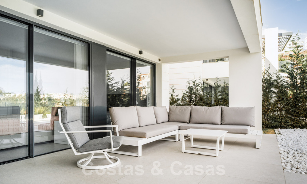 Luxueus, modern, begane grond appartement te koop met verwarmd privézwembad en zeezicht in Marbella - Benahavis 55636
