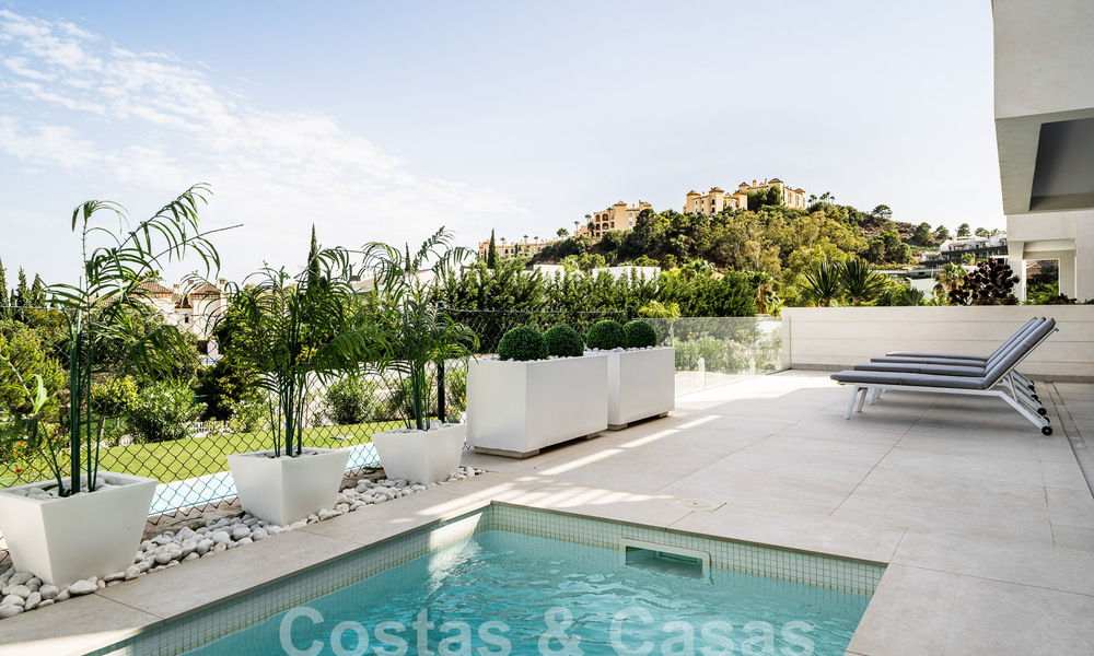 Luxueus, modern, begane grond appartement te koop met verwarmd privézwembad en zeezicht in Marbella - Benahavis 55639