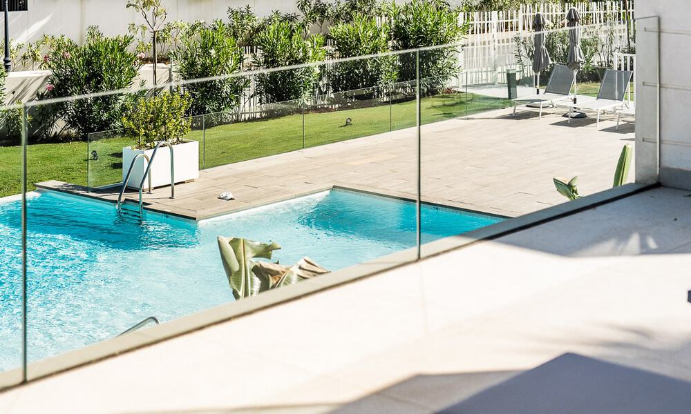 Luxueus, modern, begane grond appartement te koop met verwarmd privézwembad en zeezicht in Marbella - Benahavis 55643