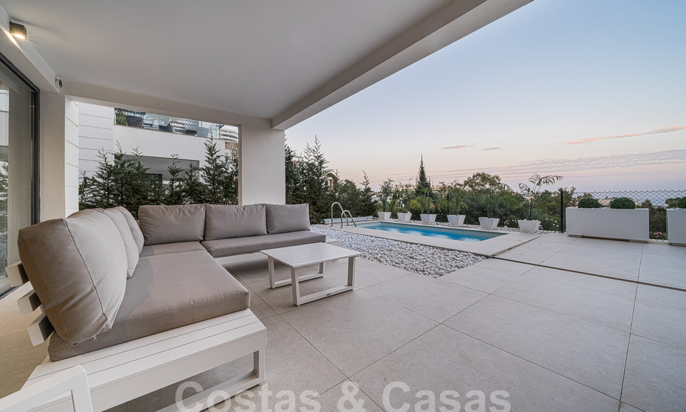 Luxueus, modern, begane grond appartement te koop met verwarmd privézwembad en zeezicht in Marbella - Benahavis 55644