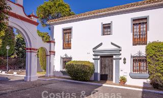 Prachtig, pittoresk huis te koop, ondergedompeld in Andalusische charme op een steenworp van het strand in Guadalmina Baja, Marbella 55371 