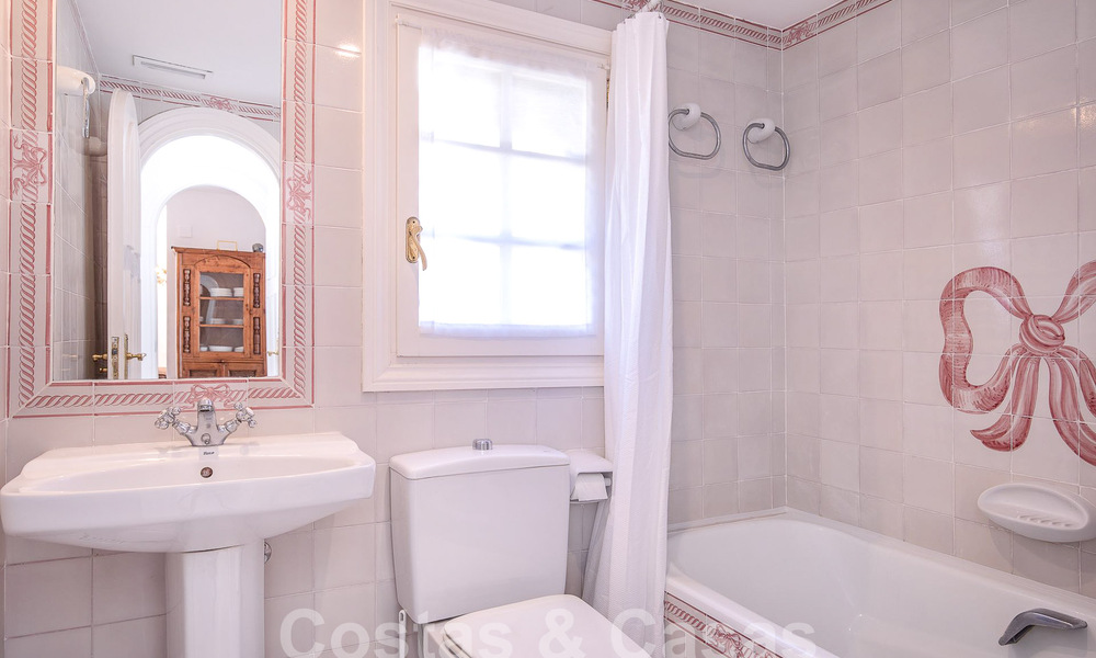 Prachtig, pittoresk huis te koop, ondergedompeld in Andalusische charme op een steenworp van het strand in Guadalmina Baja, Marbella 55376