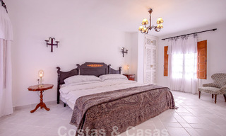 Prachtig, pittoresk huis te koop, ondergedompeld in Andalusische charme op een steenworp van het strand in Guadalmina Baja, Marbella 55378 
