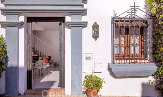 Prachtig, pittoresk huis te koop, ondergedompeld in Andalusische charme op een steenworp van het strand in Guadalmina Baja, Marbella 55380 