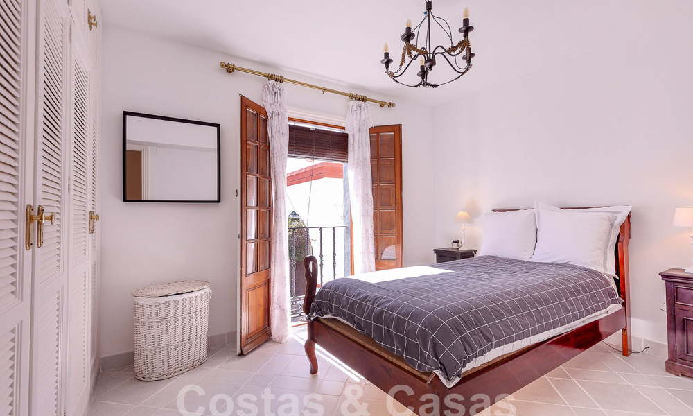 Prachtig, pittoresk huis te koop, ondergedompeld in Andalusische charme op een steenworp van het strand in Guadalmina Baja, Marbella 55382