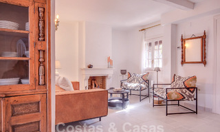 Prachtig, pittoresk huis te koop, ondergedompeld in Andalusische charme op een steenworp van het strand in Guadalmina Baja, Marbella 55394 