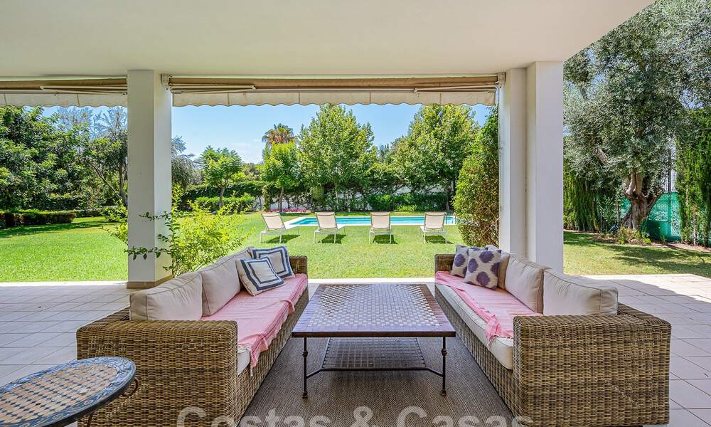Mediterrane gelijkvloerse luxevilla te koop in een afgeschermde woonwijk op de Golden Mile in Marbella 55742