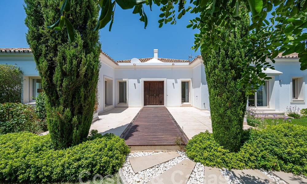 Mediterrane gelijkvloerse luxevilla te koop in een afgeschermde woonwijk op de Golden Mile in Marbella 55746