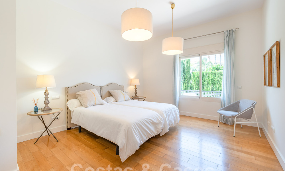 Mediterrane gelijkvloerse luxevilla te koop in een afgeschermde woonwijk op de Golden Mile in Marbella 55750