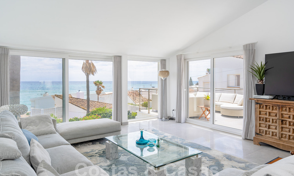 Mediterrane villa te koop met eigentijds interieur en frontaal zeezicht in een gated strandurbanisatie van Estepona 55793