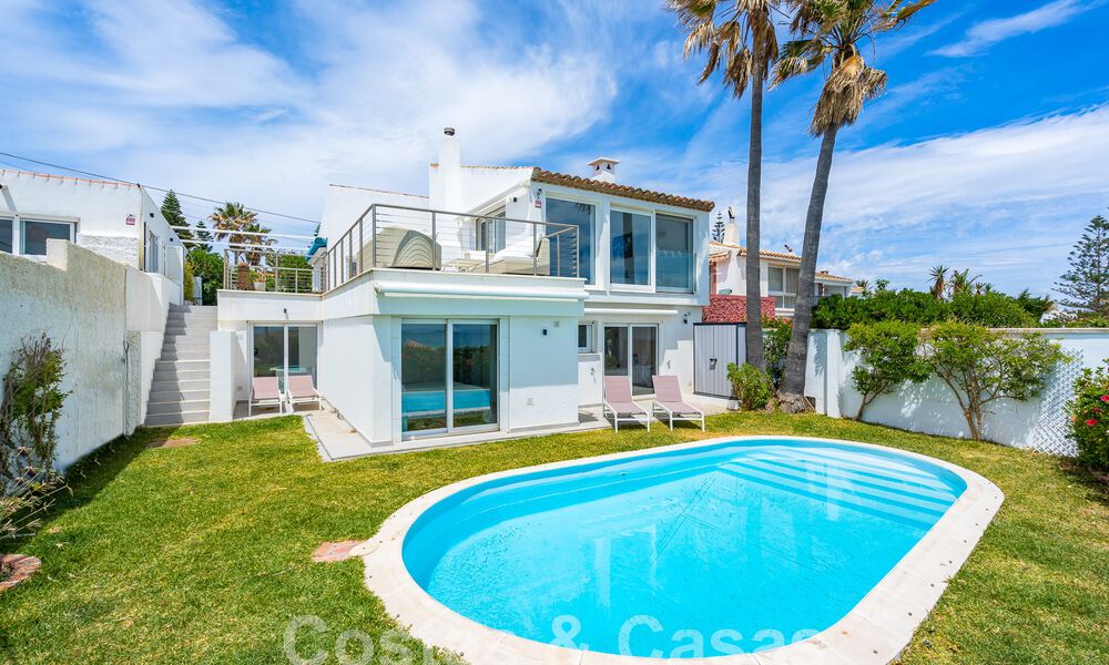 Mediterrane villa te koop met eigentijds interieur en frontaal zeezicht in een gated strandurbanisatie van Estepona 55801