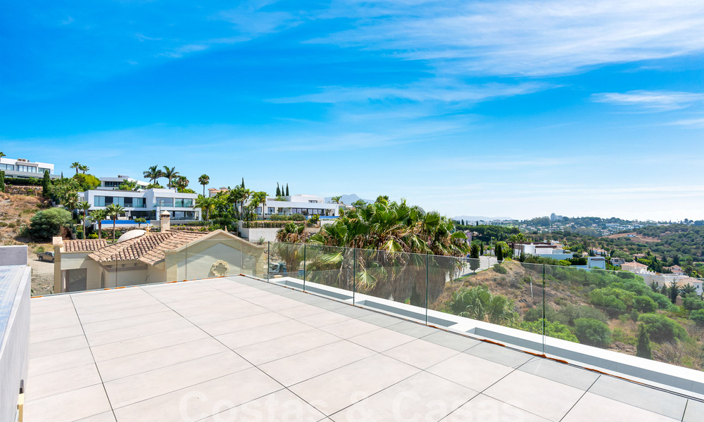 Nieuwe, modernistische designervilla te koop met prachtig zeezicht in vijfsterren golfresort te Marbella - Benahavis 55826