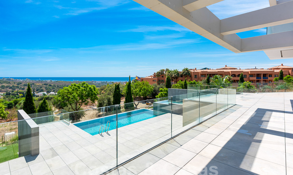 Nieuwe, modernistische designervilla te koop met prachtig zeezicht in vijfsterren golfresort te Marbella - Benahavis 55831