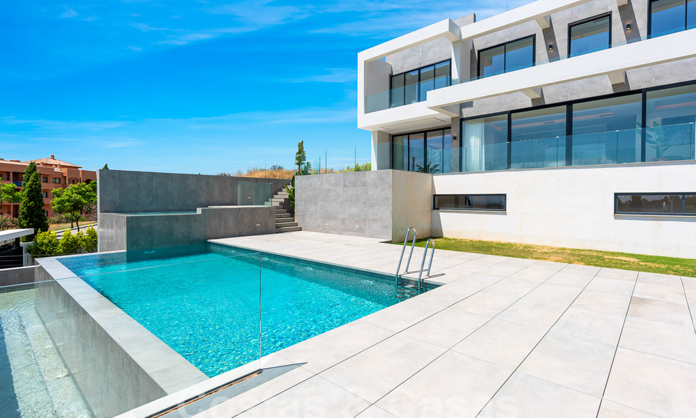 Nieuwe, modernistische designervilla te koop met prachtig zeezicht in vijfsterren golfresort te Marbella - Benahavis 55833