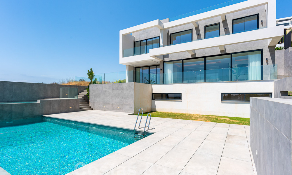 Nieuwe, modernistische designervilla te koop met prachtig zeezicht in vijfsterren golfresort te Marbella - Benahavis 55835