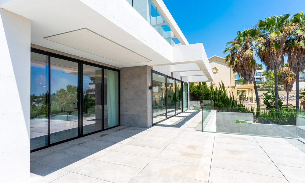 Nieuwe, modernistische designervilla te koop met prachtig zeezicht in vijfsterren golfresort te Marbella - Benahavis 55887