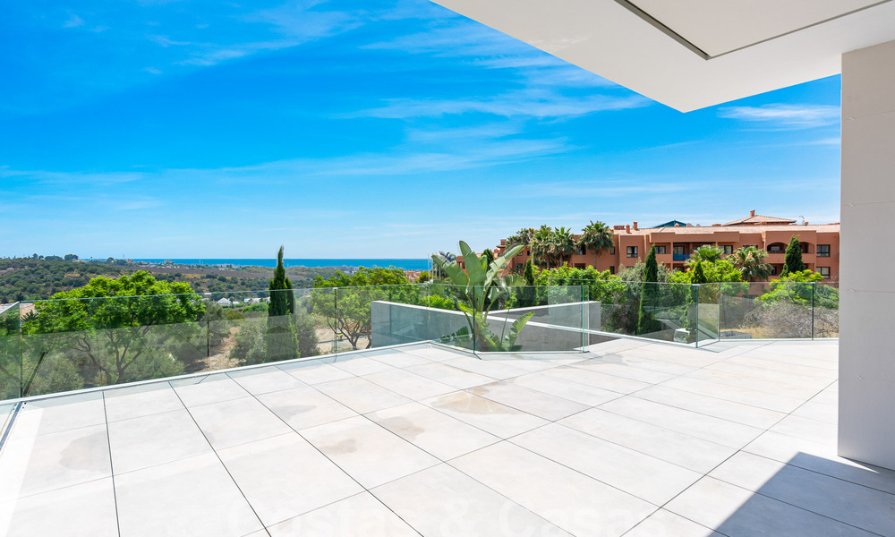 Nieuwe, modernistische designervilla te koop met prachtig zeezicht in vijfsterren golfresort te Marbella - Benahavis 55890