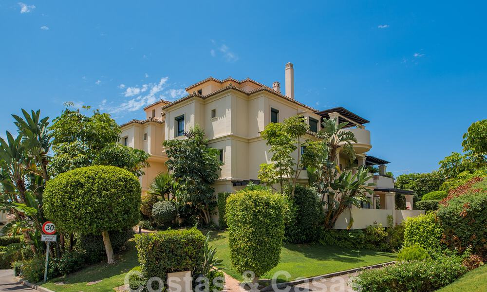 Luxueus duplex penthouse te koop in een gated complex omringd door de golfbaan in Marbella - Benahavis 55991
