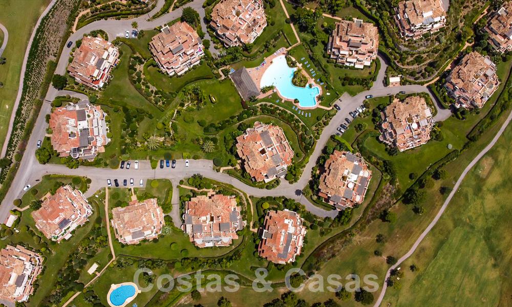 Luxueus duplex penthouse te koop in een gated complex omringd door de golfbaan in Marbella - Benahavis 55996