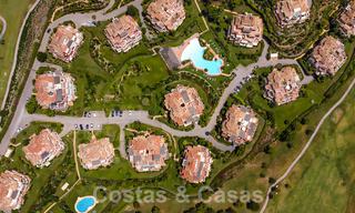Luxueus duplex penthouse te koop in een gated complex omringd door de golfbaan in Marbella - Benahavis 55996 