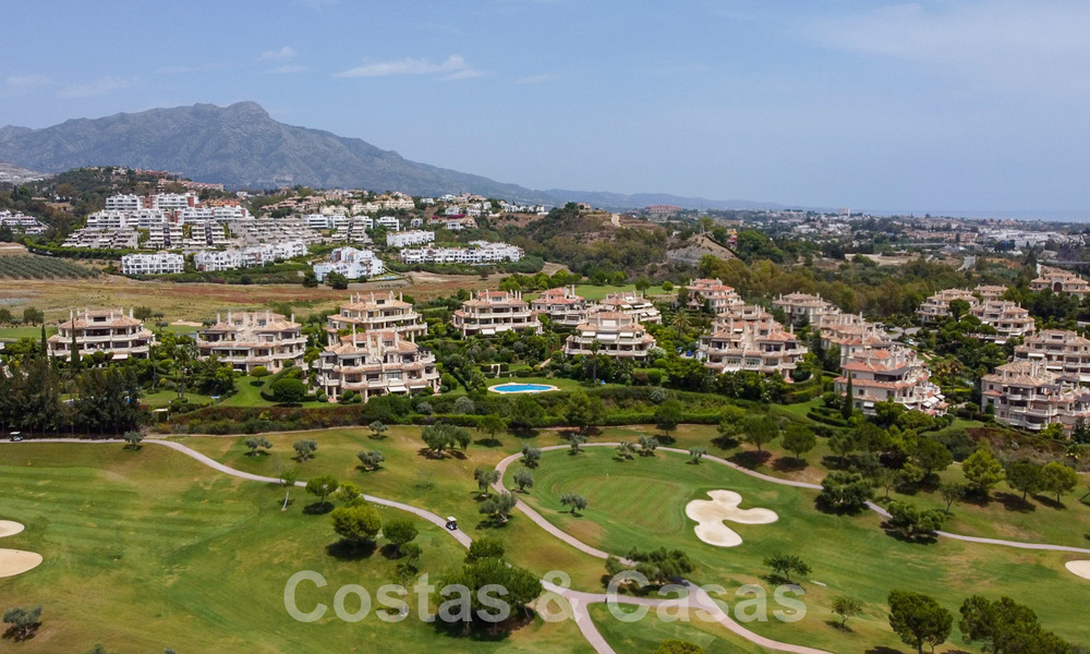 Luxueus duplex penthouse te koop in een gated complex omringd door de golfbaan in Marbella - Benahavis 55998