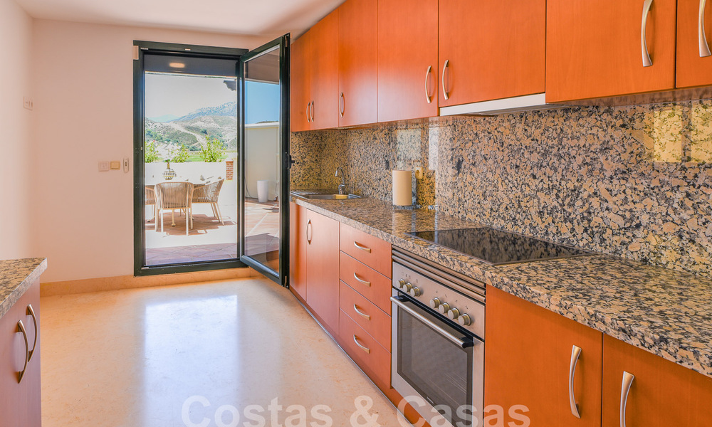 Luxueus duplex penthouse te koop in een gated complex omringd door de golfbaan in Marbella - Benahavis 56001