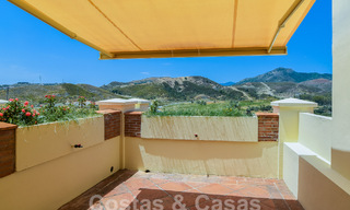 Luxueus duplex penthouse te koop in een gated complex omringd door de golfbaan in Marbella - Benahavis 56002 