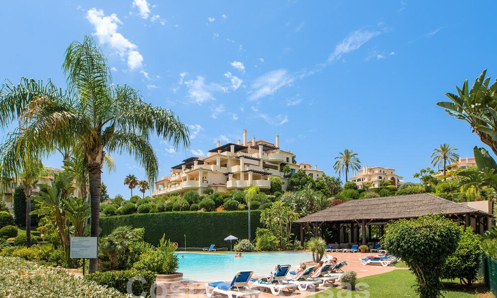 Ruime luxe appartementen te koop in een gated complex omringd door de golfbaan in Marbella - Benahavis 56008