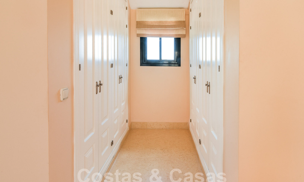 Ruime luxe appartementen te koop in een gated complex omringd door de golfbaan in Marbella - Benahavis 56010