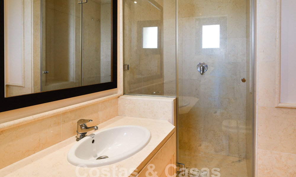 Ruime luxe appartementen te koop in een gated complex omringd door de golfbaan in Marbella - Benahavis 56019