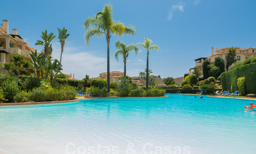 Ruime luxe appartementen te koop in een gated complex omringd door de golfbaan in Marbella - Benahavis 56026
