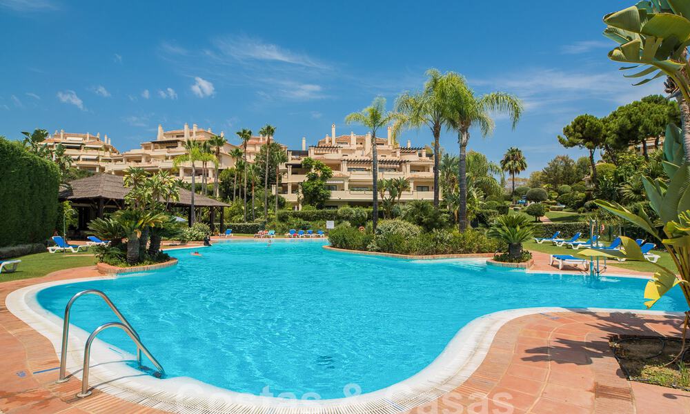 Luxueus duplex penthouse te koop in een gated complex omringd door de golfbaan in Marbella - Benahavis 56031