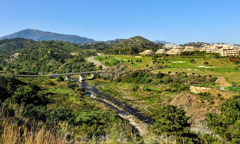 Ruime luxe appartementen te koop in een gated complex omringd door de golfbaan in Marbella - Benahavis 56078