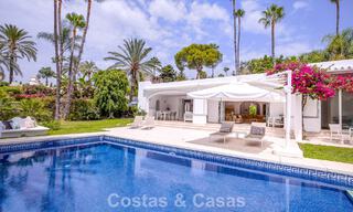 Stijlvolle, gelijkvloerse villa te koop op loopafstand van het strand op de New Golden Mile tussen Marbella en Estepona 56491 