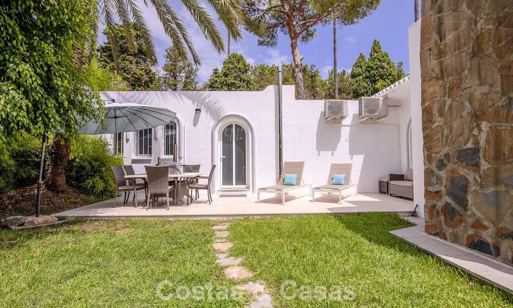 Stijlvolle, gelijkvloerse villa te koop op loopafstand van het strand op de New Golden Mile tussen Marbella en Estepona 56511